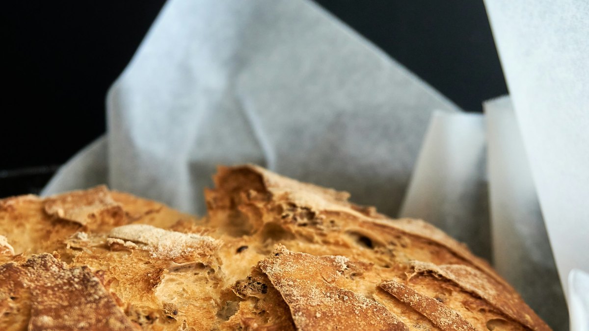 Bochenek chleba bezglutenowego na jasnym papierze