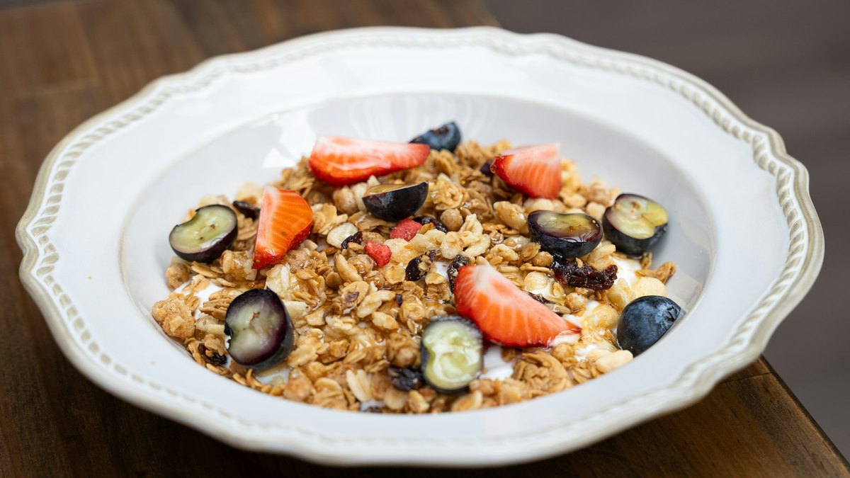 Miska granoli z truskawkami, borówkami i winogronami